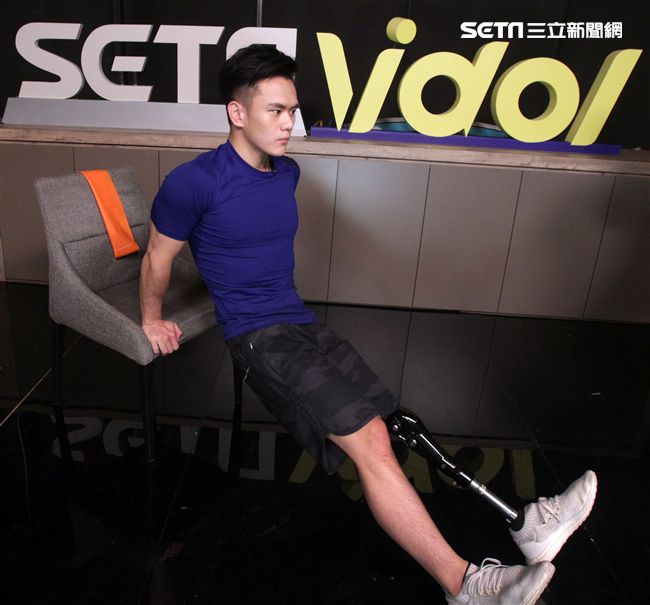 義肢健身型男張登傑。（記者邱榮吉/攝影）