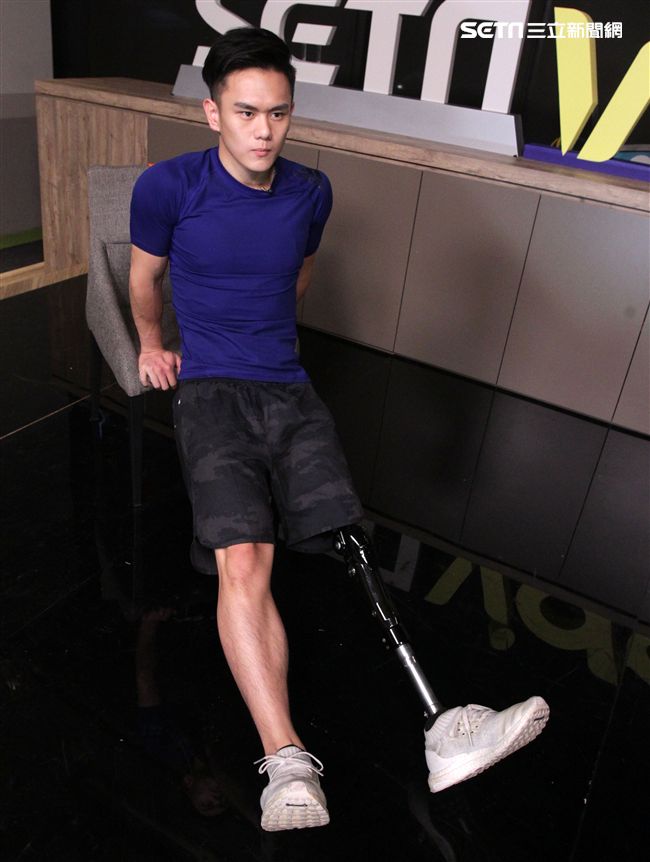 義肢健身型男張登傑。（記者邱榮吉/攝影）
