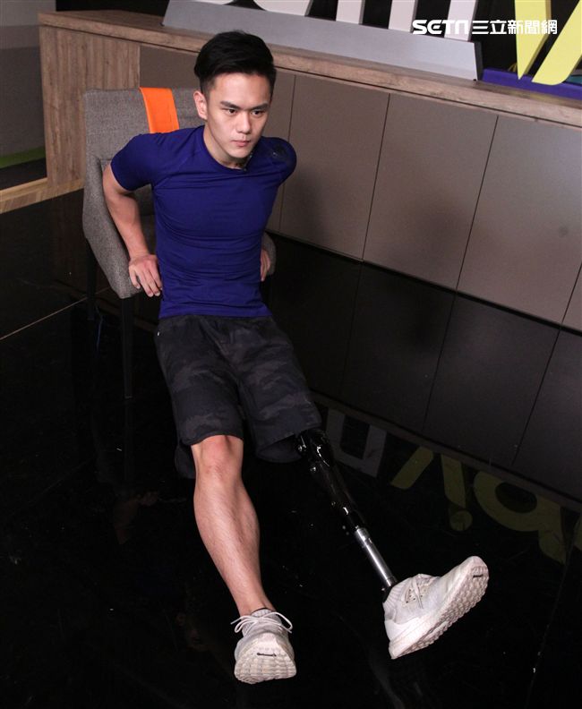 義肢健身型男張登傑。（記者邱榮吉/攝影）