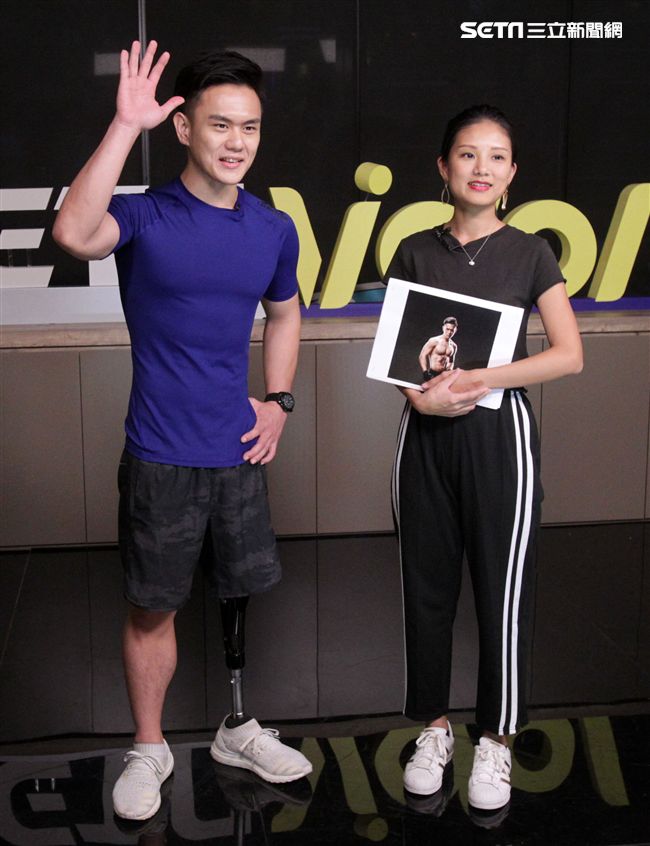 義肢健身型男張登傑。（記者邱榮吉/攝影）