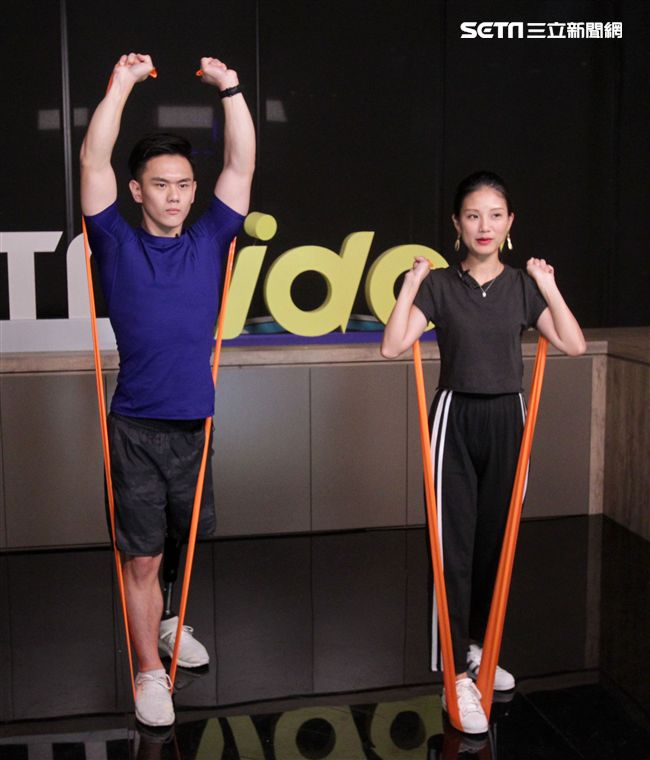 義肢健身型男張登傑。（記者邱榮吉/攝影）