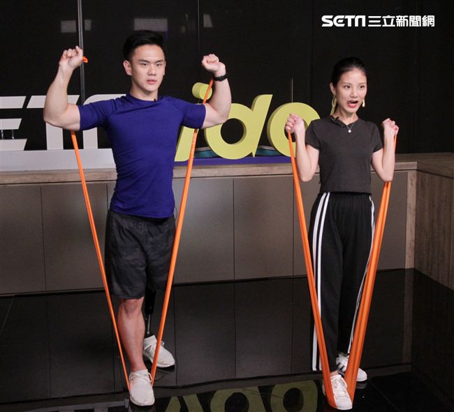 義肢健身型男張登傑。（記者邱榮吉/攝影）