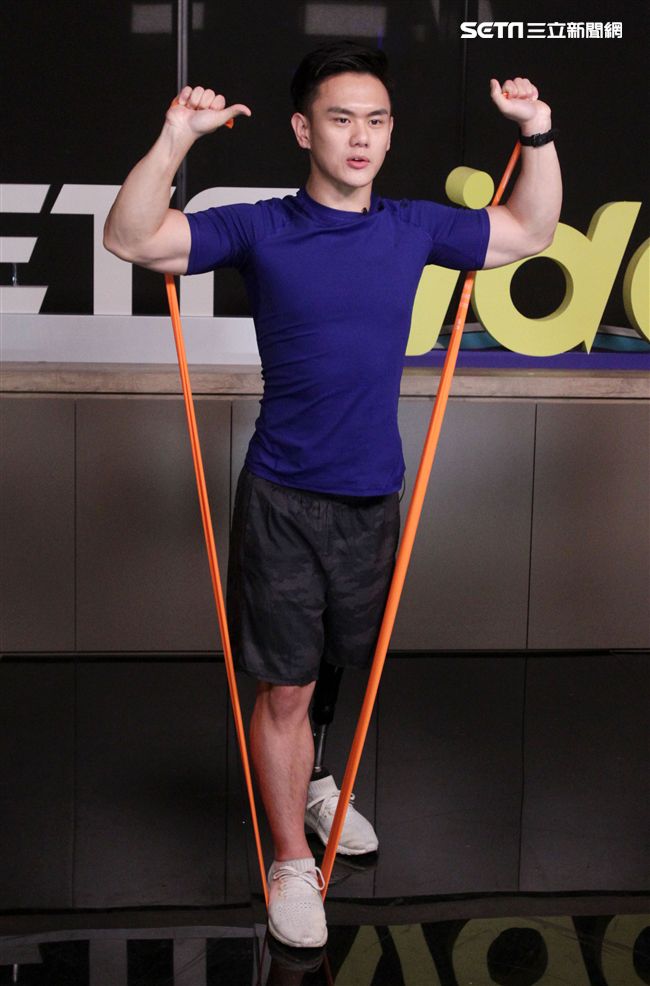 義肢健身型男張登傑。（記者邱榮吉/攝影）