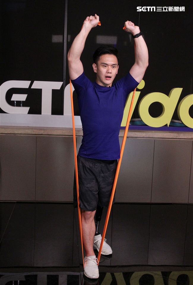 義肢健身型男張登傑。（記者邱榮吉/攝影）