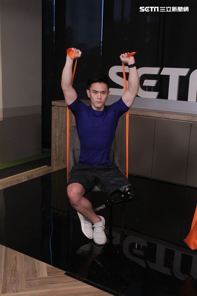 義肢健身型男張登傑。（記者邱榮吉/攝影）
