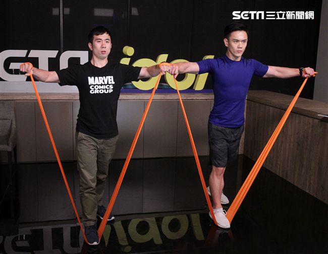 義肢健身型男張登傑。（記者邱榮吉/攝影）