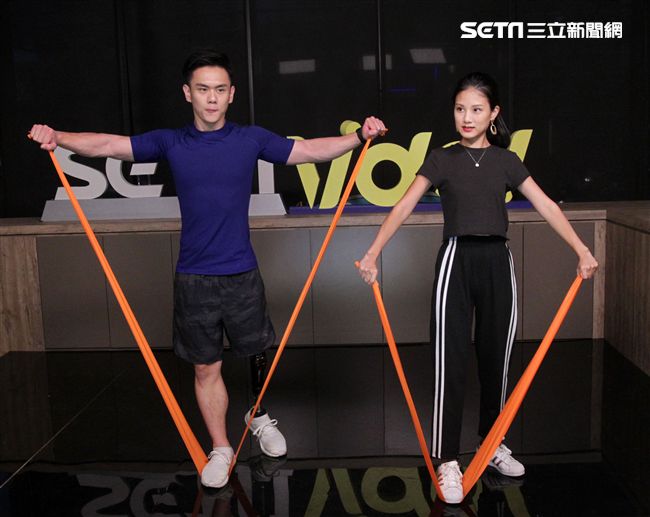 義肢健身型男張登傑。（記者邱榮吉/攝影）