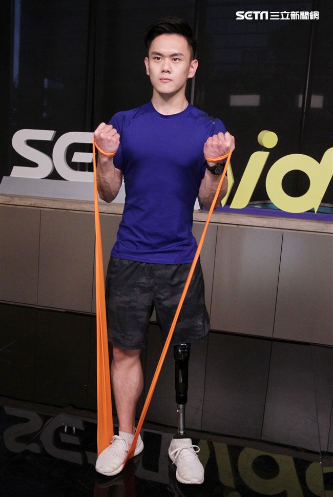 義肢健身型男張登傑。（記者邱榮吉/攝影）