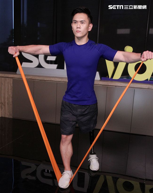 義肢健身型男張登傑。（記者邱榮吉/攝影）
