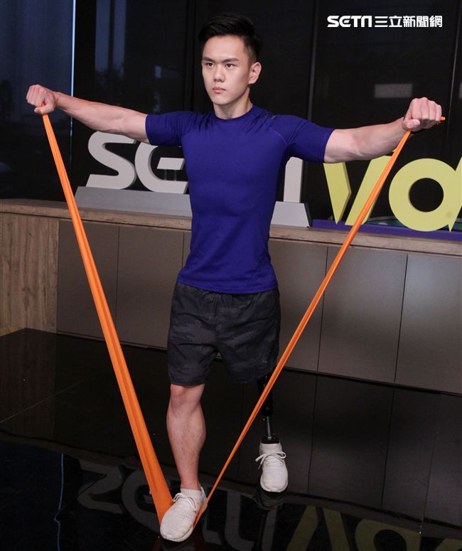 義肢健身型男張登傑。（記者邱榮吉/攝影）