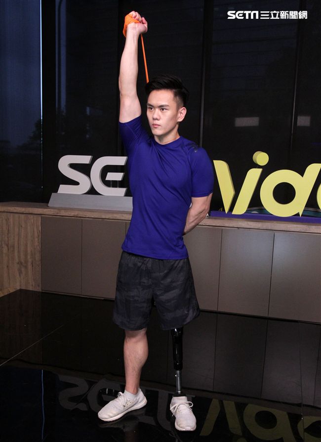 義肢健身型男張登傑。（記者邱榮吉/攝影）