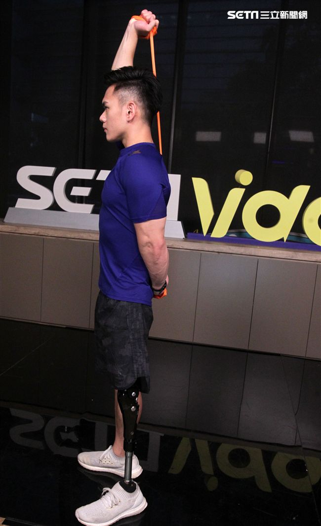 義肢健身型男張登傑。（記者邱榮吉/攝影）