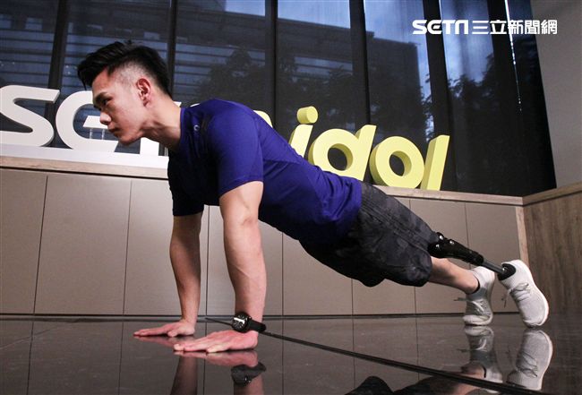 義肢健身型男張登傑。（記者邱榮吉/攝影）