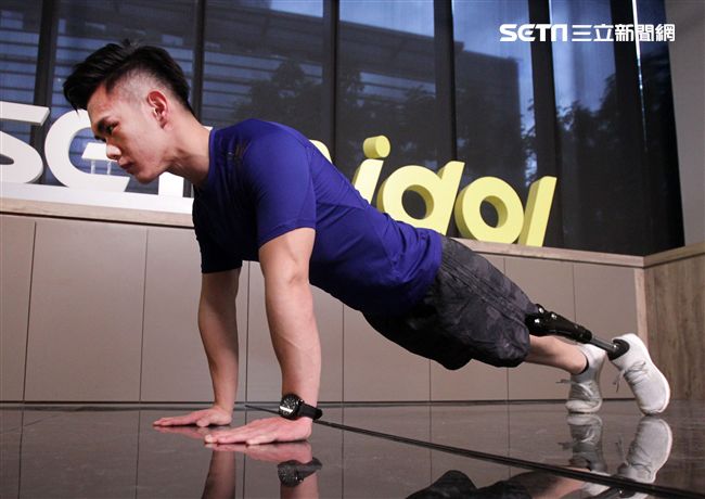 義肢健身型男張登傑。（記者邱榮吉/攝影）