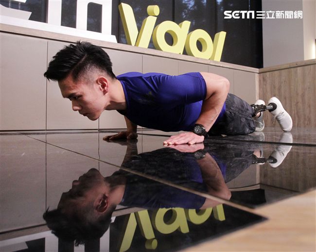 義肢健身型男張登傑。（記者邱榮吉/攝影）