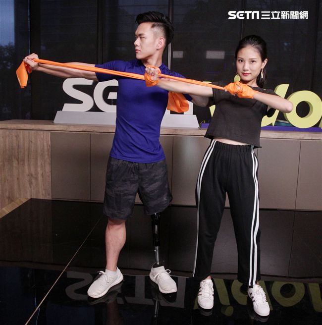 義肢健身型男張登傑。（記者邱榮吉/攝影）