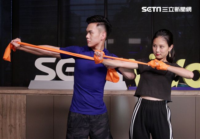 義肢健身型男張登傑。（記者邱榮吉/攝影）