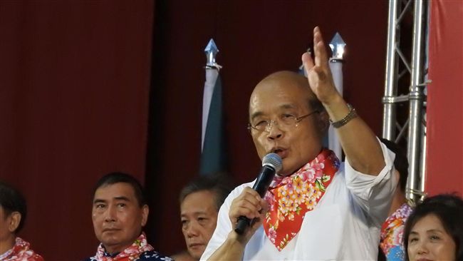 蘇貞昌拍肩惹議  他緩頰：習慣動作