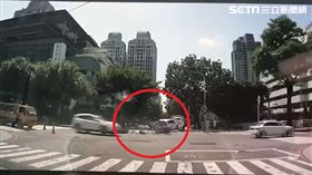 拖吊車左轉遭撞／翻攝畫面