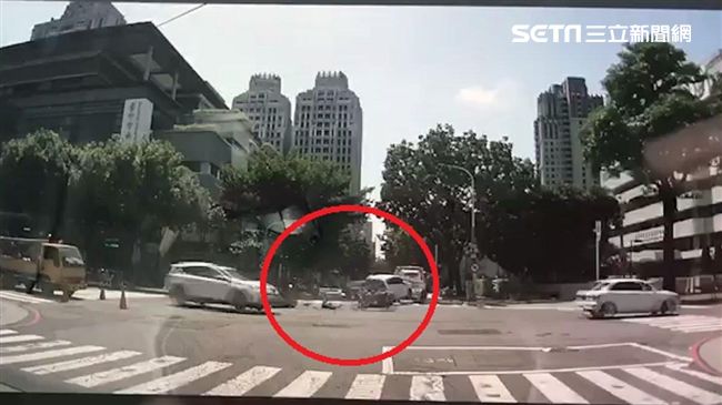 車遭拖吊挨撞釀2傷　車主：找誰賠？