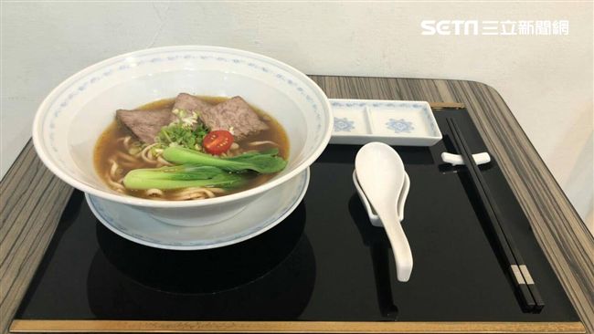 明星煮的！這碗牛肉麵要1800元…