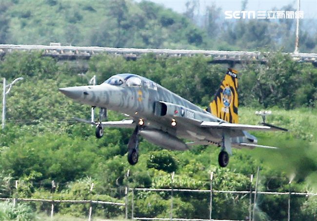 空軍F-5戰機以虎斑為主軸，機身與機翼漆上低視度白、灰相間虎斑，直尾翅為黃黑相間虎斑迷彩，象徵著基地所孕育出的小老虎堅守崗位、捍衛領空。（記者邱榮吉/攝影）