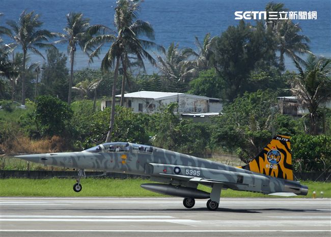 空軍F-5戰機以虎斑為主軸，機身與機翼漆上低視度白、灰相間虎斑，直尾翅為黃黑相間虎斑迷彩，象徵著基地所孕育出的小老虎堅守崗位、捍衛領空。（記者邱榮吉/攝影）