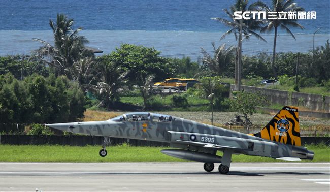 空軍F-5戰機以虎斑為主軸，機身與機翼漆上低視度白、灰相間虎斑，直尾翅為黃黑相間虎斑迷彩，象徵著基地所孕育出的小老虎堅守崗位、捍衛領空。（記者邱榮吉/攝影）