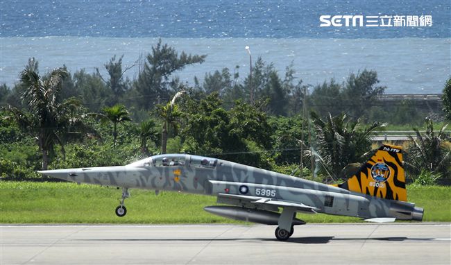 空軍F-5戰機以虎斑為主軸，機身與機翼漆上低視度白、灰相間虎斑，直尾翅為黃黑相間虎斑迷彩，象徵著基地所孕育出的小老虎堅守崗位、捍衛領空。（記者邱榮吉/攝影）