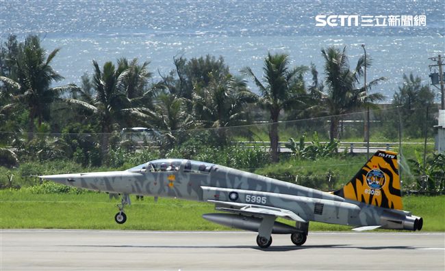 空軍F-5戰機以虎斑為主軸，機身與機翼漆上低視度白、灰相間虎斑，直尾翅為黃黑相間虎斑迷彩，象徵著基地所孕育出的小老虎堅守崗位、捍衛領空。（記者邱榮吉/攝影）