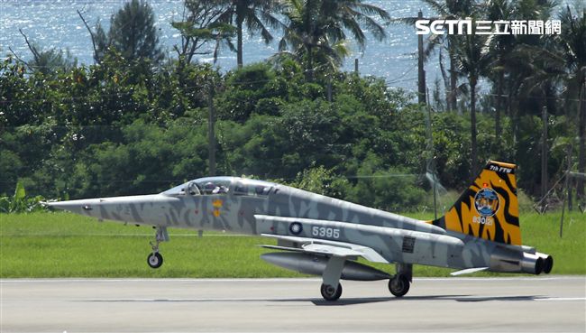 空軍F-5戰機以虎斑為主軸，機身與機翼漆上低視度白、灰相間虎斑，直尾翅為黃黑相間虎斑迷彩，象徵著基地所孕育出的小老虎堅守崗位、捍衛領空。（記者邱榮吉/攝影）