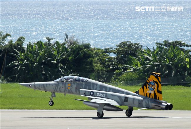 空軍F-5戰機以虎斑為主軸，機身與機翼漆上低視度白、灰相間虎斑，直尾翅為黃黑相間虎斑迷彩，象徵著基地所孕育出的小老虎堅守崗位、捍衛領空。（記者邱榮吉/攝影）