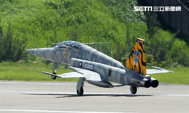 空軍F-5戰機以虎斑為主軸，機身與機翼漆上低視度白、灰相間虎斑，直尾翅為黃黑相間虎斑迷彩，象徵著基地所孕育出的小老虎堅守崗位、捍衛領空。（記者邱榮吉/攝影）