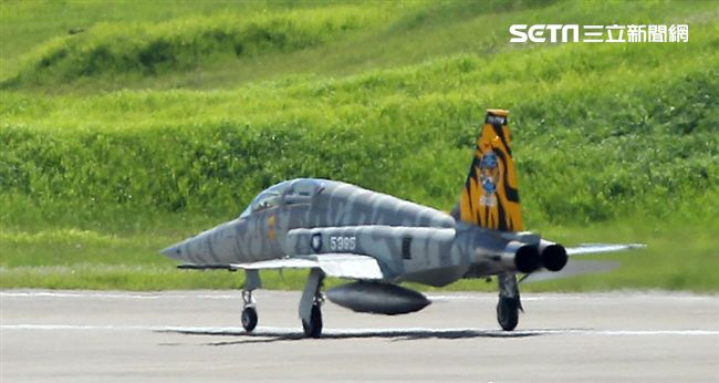 空軍F-5戰機以虎斑為主軸，機身與機翼漆上低視度白、灰相間虎斑，直尾翅為黃黑相間虎斑迷彩，象徵著基地所孕育出的小老虎堅守崗位、捍衛領空。（記者邱榮吉/攝影）