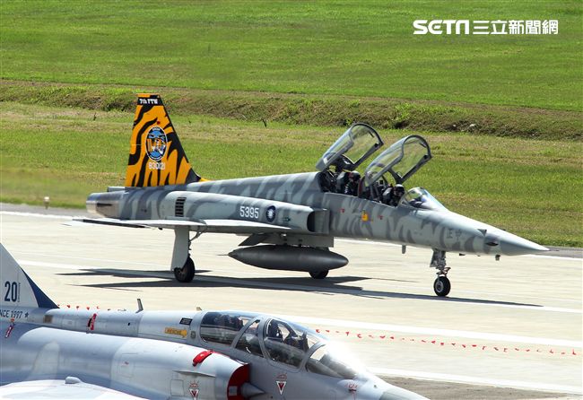 空軍F-5戰機以虎斑為主軸，機身與機翼漆上低視度白、灰相間虎斑，直尾翅為黃黑相間虎斑迷彩，象徵著基地所孕育出的小老虎堅守崗位、捍衛領空。（記者邱榮吉/攝影）