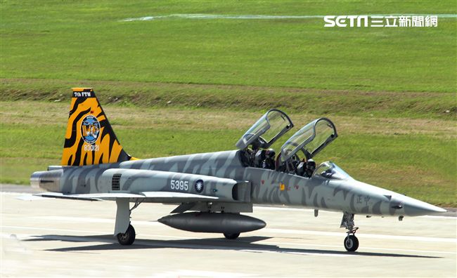 空軍F-5戰機以虎斑為主軸，機身與機翼漆上低視度白、灰相間虎斑，直尾翅為黃黑相間虎斑迷彩，象徵著基地所孕育出的小老虎堅守崗位、捍衛領空。（記者邱榮吉/攝影）