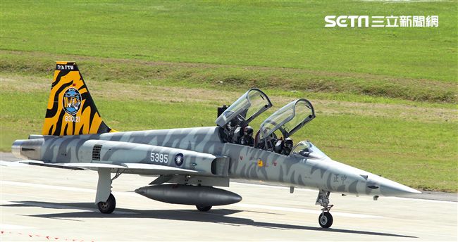 空軍F-5戰機以虎斑為主軸，機身與機翼漆上低視度白、灰相間虎斑，直尾翅為黃黑相間虎斑迷彩，象徵著基地所孕育出的小老虎堅守崗位、捍衛領空。（記者邱榮吉/攝影）