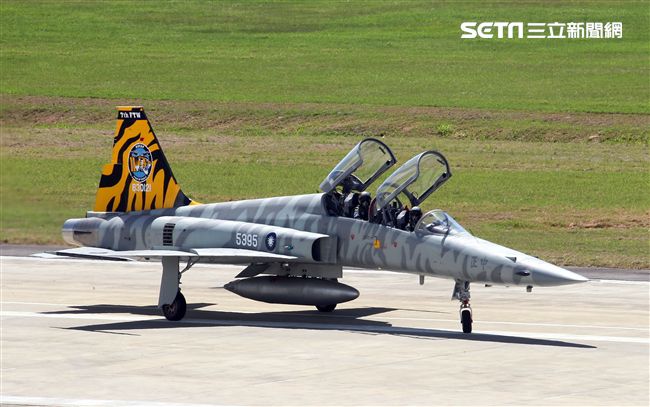 空軍F-5戰機以虎斑為主軸，機身與機翼漆上低視度白、灰相間虎斑，直尾翅為黃黑相間虎斑迷彩，象徵著基地所孕育出的小老虎堅守崗位、捍衛領空。（記者邱榮吉/攝影）