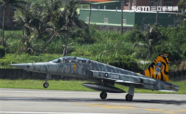 空軍F-5戰機以虎斑為主軸，機身與機翼漆上低視度白、灰相間虎斑，直尾翅為黃黑相間虎斑迷彩，象徵著基地所孕育出的小老虎堅守崗位、捍衛領空。（記者邱榮吉/攝影）