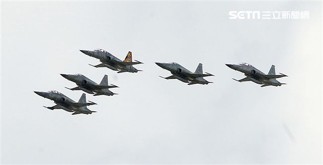 空軍F-5戰機以虎斑為主軸，機身與機翼漆上低視度白、灰相間虎斑，直尾翅為黃黑相間虎斑迷彩，象徵著基地所孕育出的小老虎堅守崗位、捍衛領空。（記者邱榮吉/攝影）