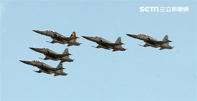 空軍F-5戰機以虎斑為主軸，機身與機翼漆上低視度白、灰相間虎斑，直尾翅為黃黑相間虎斑迷彩，象徵著基地所孕育出的小老虎堅守崗位、捍衛領空。（記者邱榮吉/攝影）
