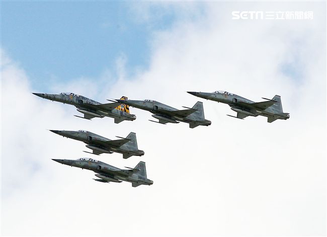 空軍F-5戰機以虎斑為主軸，機身與機翼漆上低視度白、灰相間虎斑，直尾翅為黃黑相間虎斑迷彩，象徵著基地所孕育出的小老虎堅守崗位、捍衛領空。（記者邱榮吉/攝影）