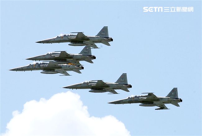 空軍F-5戰機以虎斑為主軸，機身與機翼漆上低視度白、灰相間虎斑，直尾翅為黃黑相間虎斑迷彩，象徵著基地所孕育出的小老虎堅守崗位、捍衛領空。（記者邱榮吉/攝影）