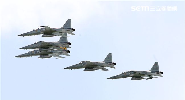 空軍F-5戰機以虎斑為主軸，機身與機翼漆上低視度白、灰相間虎斑，直尾翅為黃黑相間虎斑迷彩，象徵著基地所孕育出的小老虎堅守崗位、捍衛領空。（記者邱榮吉/攝影）