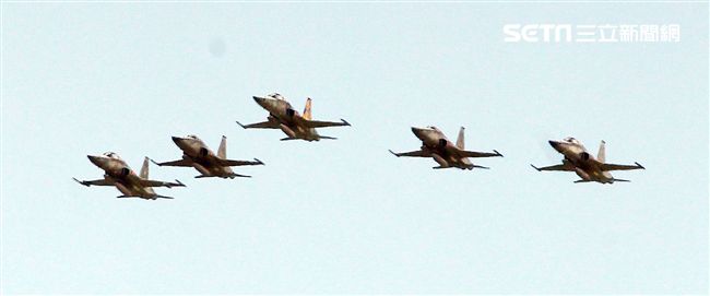 空軍F-5戰機以虎斑為主軸，機身與機翼漆上低視度白、灰相間虎斑，直尾翅為黃黑相間虎斑迷彩，象徵著基地所孕育出的小老虎堅守崗位、捍衛領空。（記者邱榮吉/攝影）