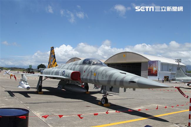 空軍F-5戰機以虎斑為主軸，機身與機翼漆上低視度白、灰相間虎斑，直尾翅為黃黑相間虎斑迷彩，象徵著基地所孕育出的小老虎堅守崗位、捍衛領空。（記者邱榮吉/攝影）