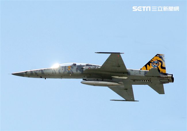 空軍F-5戰機以虎斑為主軸，機身與機翼漆上低視度白、灰相間虎斑，直尾翅為黃黑相間虎斑迷彩，象徵著基地所孕育出的小老虎堅守崗位、捍衛領空。（記者邱榮吉/攝影）
