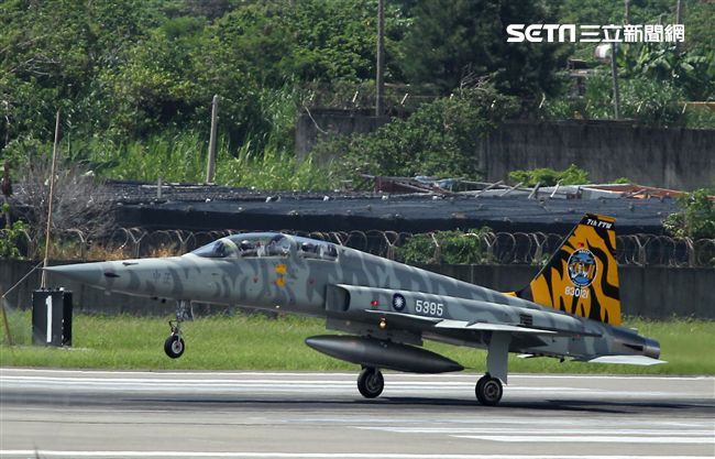 空軍F-5戰機以虎斑為主軸，機身與機翼漆上低視度白、灰相間虎斑，直尾翅為黃黑相間虎斑迷彩，象徵著基地所孕育出的小老虎堅守崗位、捍衛領空。（記者邱榮吉/攝影）