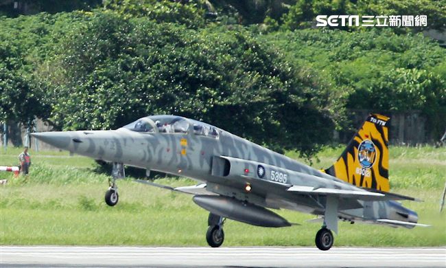 空軍F-5戰機以虎斑為主軸，機身與機翼漆上低視度白、灰相間虎斑，直尾翅為黃黑相間虎斑迷彩，象徵著基地所孕育出的小老虎堅守崗位、捍衛領空。（記者邱榮吉/攝影）