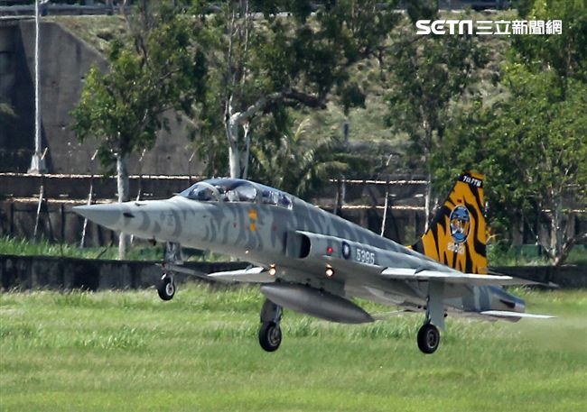 空軍F-5戰機以虎斑為主軸，機身與機翼漆上低視度白、灰相間虎斑，直尾翅為黃黑相間虎斑迷彩，象徵著基地所孕育出的小老虎堅守崗位、捍衛領空。（記者邱榮吉/攝影）